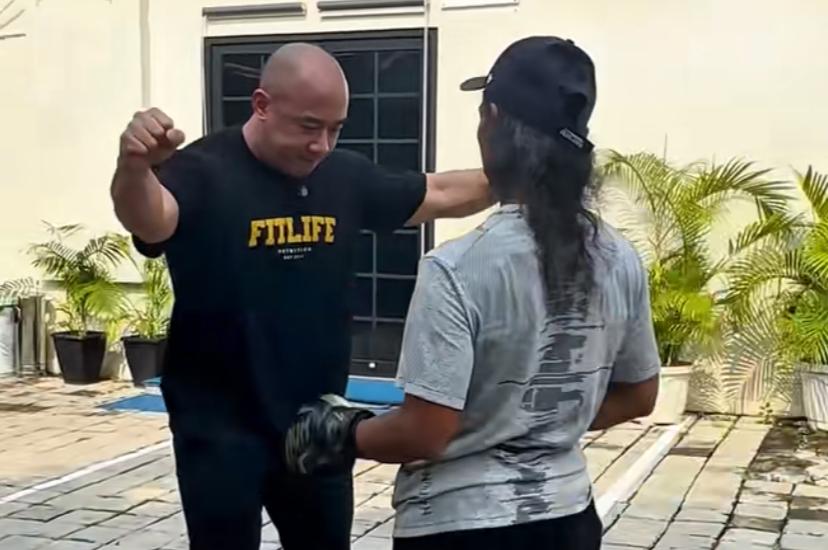 Viral! Konten Kreator Botak Ini Ingin Tes Pukulan Yayan Ruhian, Berakhir Pakai Selang Oksigen